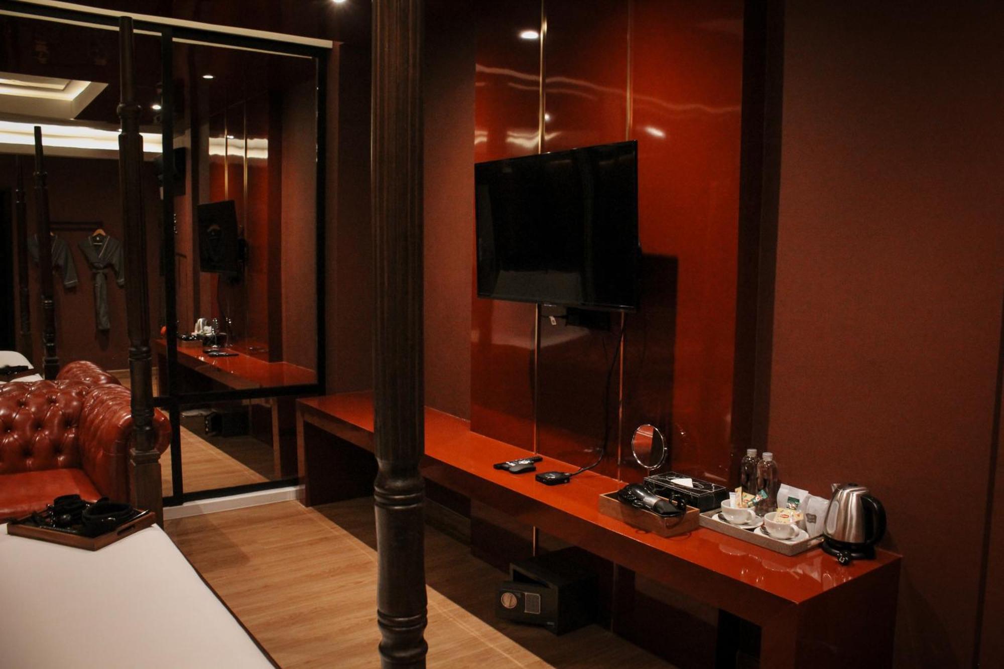 G Boutique Silom Hotel Бангкок Экстерьер фото